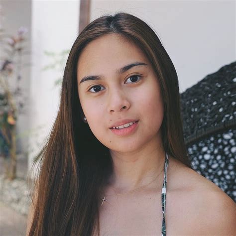 Yen Santos .